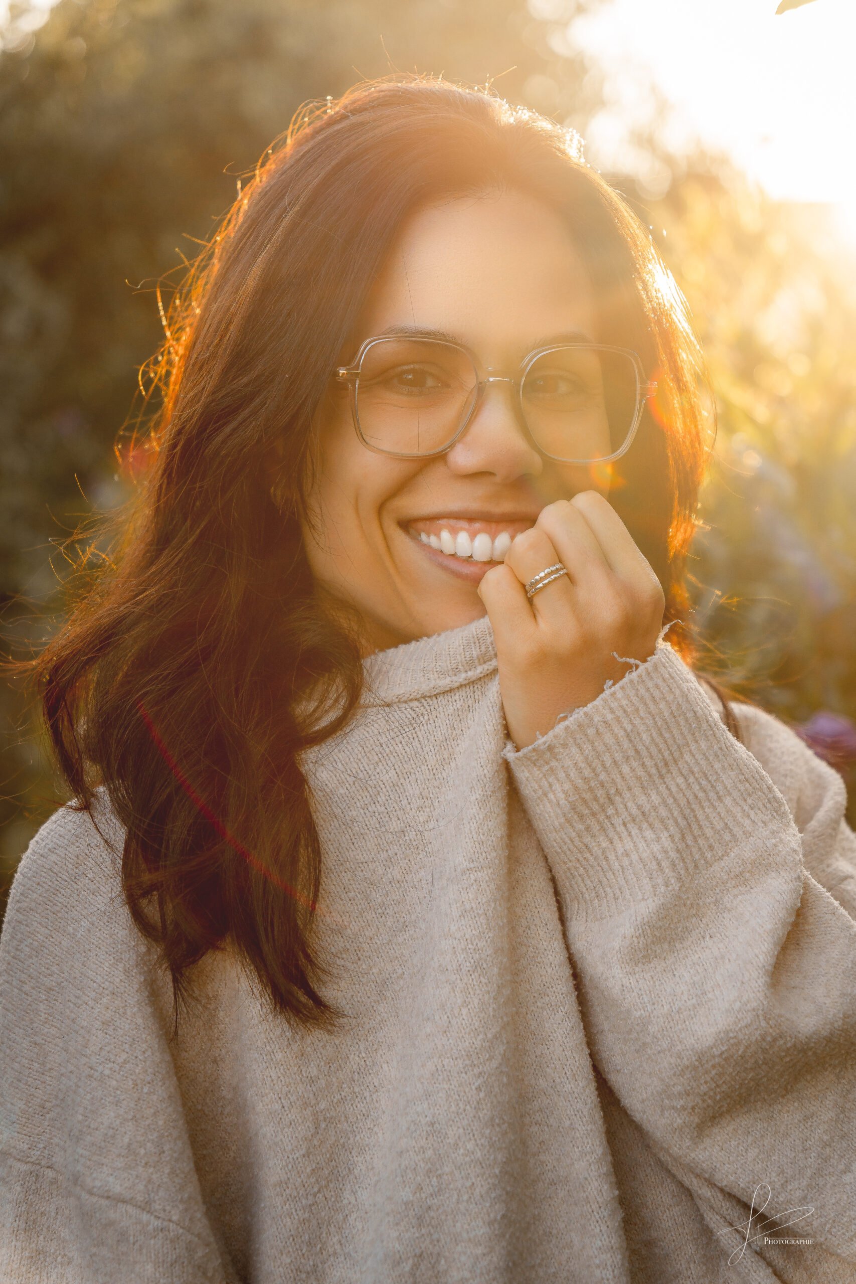 Femme souriante lors d’un shooting photo portrait en extérieur à Rennes